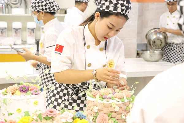 學做甜品蛋糕到哪里去學—歐米奇西點烘焙學校官網