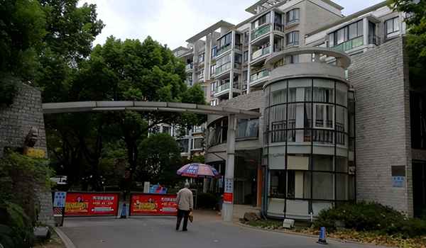 女子打赏外卖小哥遭网暴坠楼;女子打赏外卖小哥遭网暴坠楼人民网