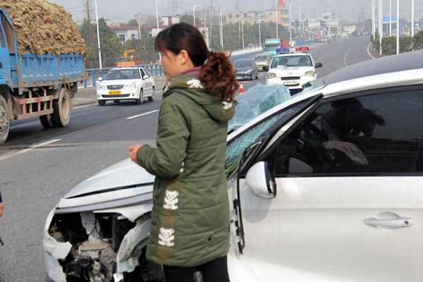 车祸伤者费用谁先垫付,车祸伤者费用谁先垫付,医院催费怎么办
