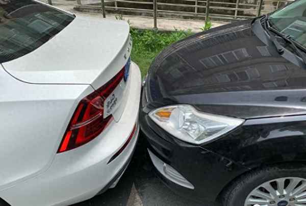 汽車發(fā)生車禍的責(zé)任問題(發(fā)生車禍了怎么辦)