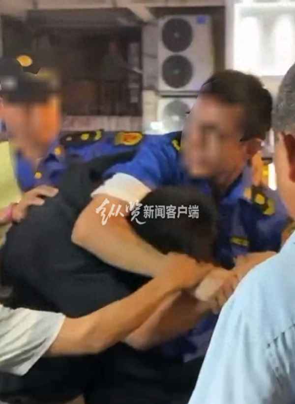 争吵中抢夺他人手机如何判刑—发生冲突先动手的打人怎么判