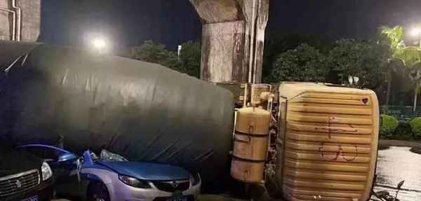海口油罐车压扁出租车;海口搅拌车压扁出租车