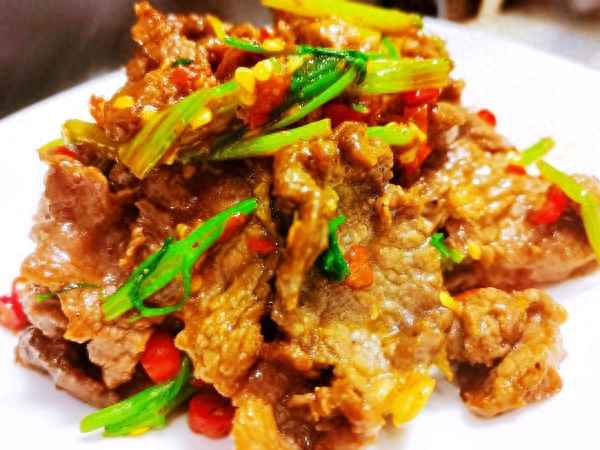 牛肉和芹菜可以一起炒著吃嗎(牛肉和芹菜可以一起炒著吃嗎早餐)