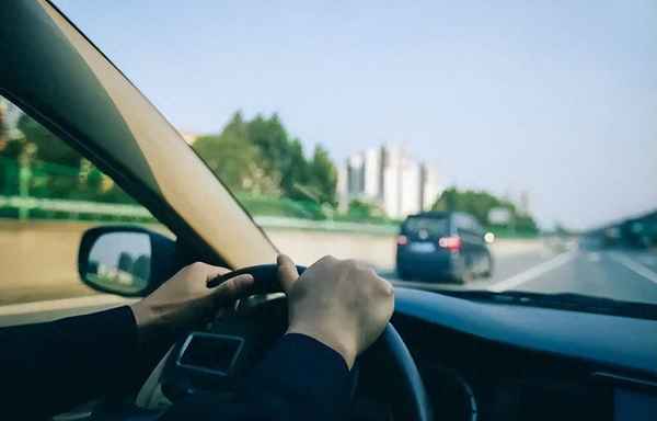 加油車和新能源車到底選哪個,新能源汽車和加油汽車哪個好