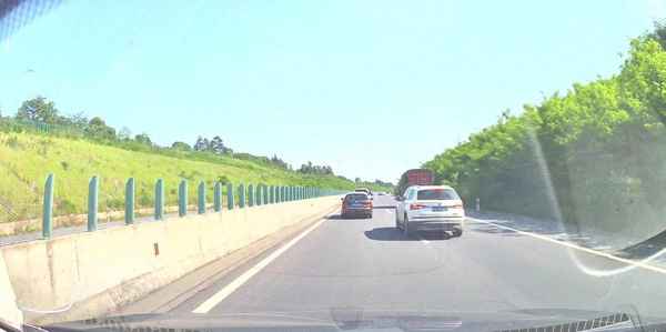 怎樣安全向左變更車道—駕駛汽車怎么樣向左變更車道
