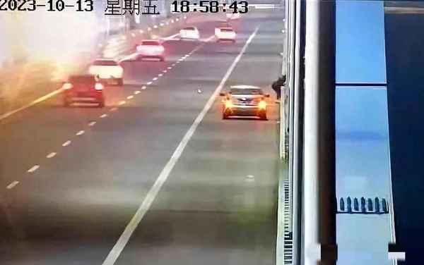 年轻小伙扶起摔倒老人;年轻小伙扶起路边摔倒老人