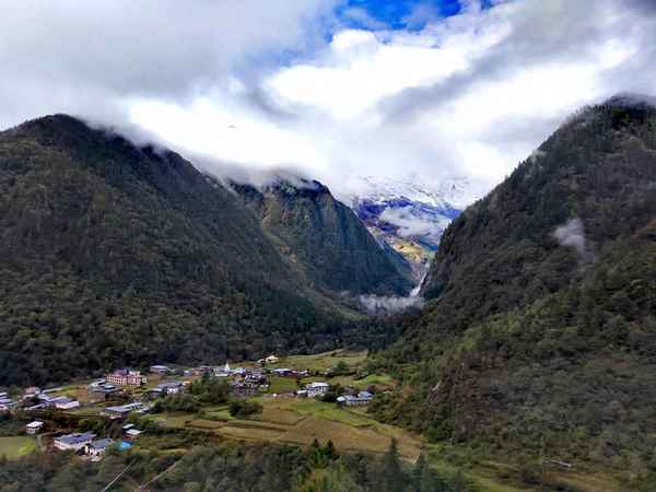 雨崩冰湖和神瀑哪個(gè)景色好—雨崩神瀑布