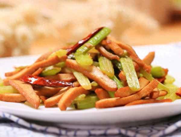 芹菜炒香干要焯水嗎,芹菜要焯水還是生炒好