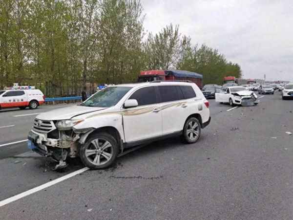 男子高速公路上违法变道负全责;高速违法变道扣几分罚几百