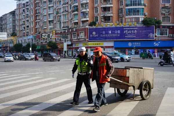 雨天环卫大姐和接力护送老人、牵手护送老人过马路暖心