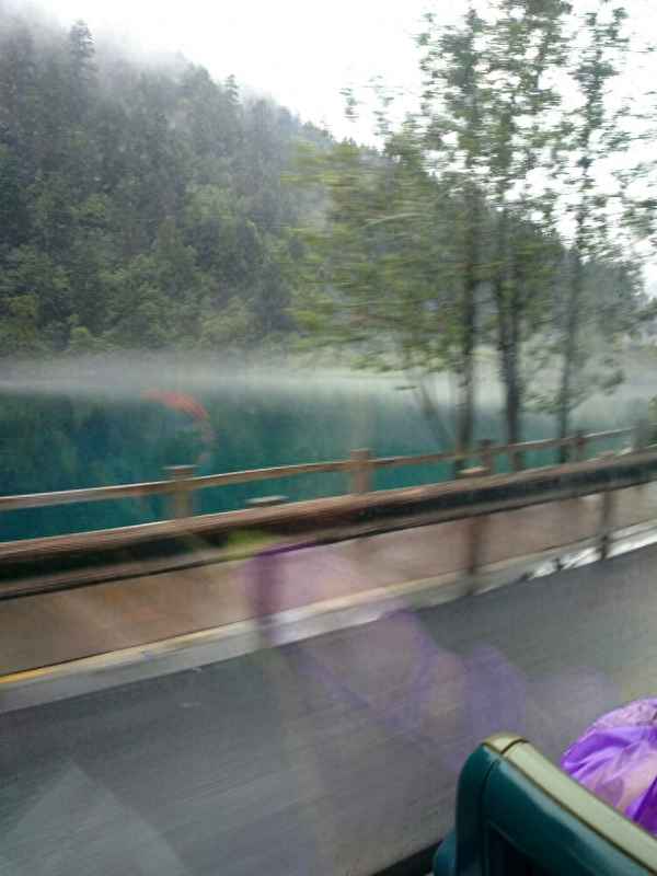九寨溝下雨打傘還是雨衣、九寨溝需要雨衣和鞋套嗎