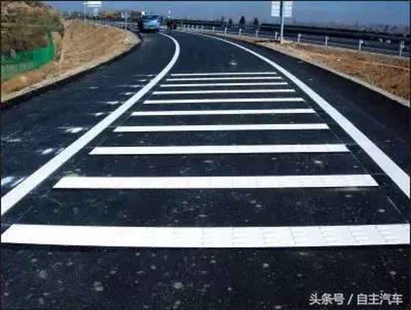 車道中間的白色雙虛線叫什么、路口中間車道白色斜線