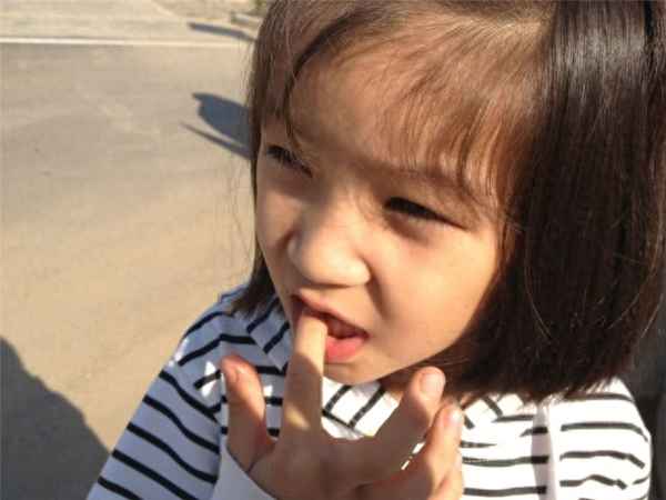 10岁女孩啃咬指甲怎么办_十岁小女孩爱咬指甲