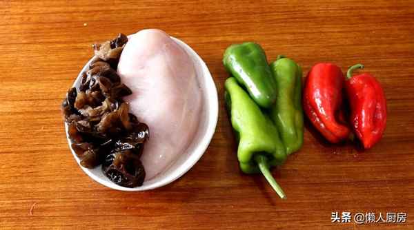 爆炒雞丁的做法家常菜(爆炒雞丁的做法家常菜視頻)