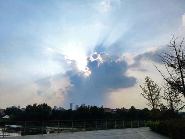 一念天堂一念地狱什么意思(一念起花开彼岸一念灭)