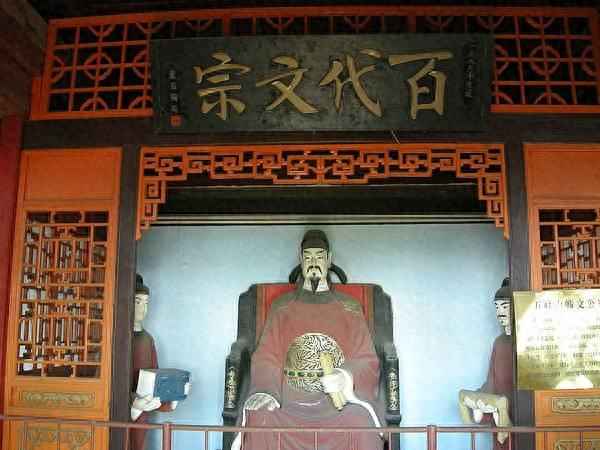 草色遥看近却无蕴含的道理(草色遥看近却无的理解是什么)