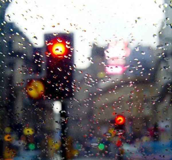 汽車玻璃油膜跟雨刮器有關系嗎;汽車擋風玻璃有油膜,會導致雨刮器異響嗎