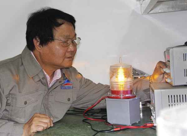 赶海水下灯黄灯好还是白灯好—赶海用白色头灯还是黄色头灯