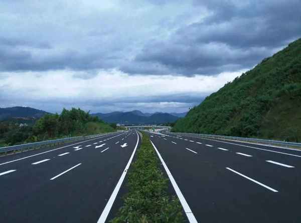 下高速路口走應急車道違章嘛(高速應急車道違章怎么舉報)