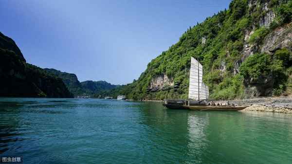 两岸猿声啼不住轻舟已过万重山;两岸猿声啼不住轻舟已过万重山指的是哪里