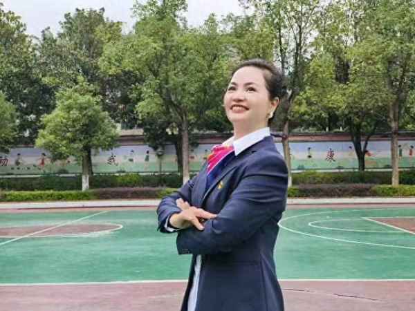 教師個人簡介20字(教師簡短精彩自我介紹100字)