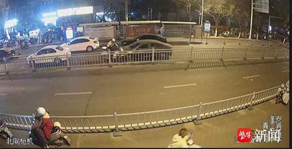 水泥罐车侧翻压扁警车视频;水泥罐车撞车模拟视频