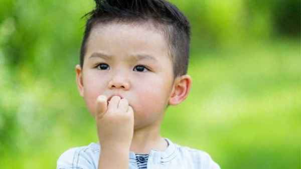 小孩咬指甲怎么辦_小孩咬指甲是什么原因是怎么回事
