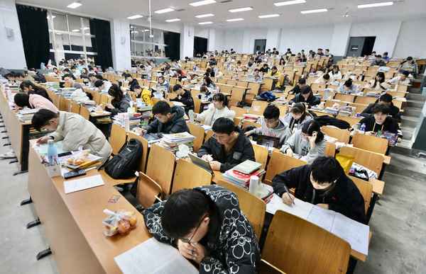 聋哑手语类比推理(聋哑人的手语属于什么语言？)