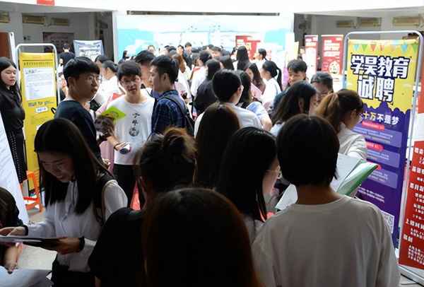 表姐谈财经、大表姐谈财经的直播间