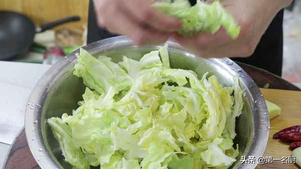 干鍋包菜的家常做法—干鍋包菜的家常做法美食杰