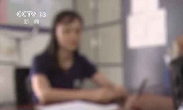 男子两次在女厕蹲便器内放摄像(男子进入女厕所被发现反被抓拍)