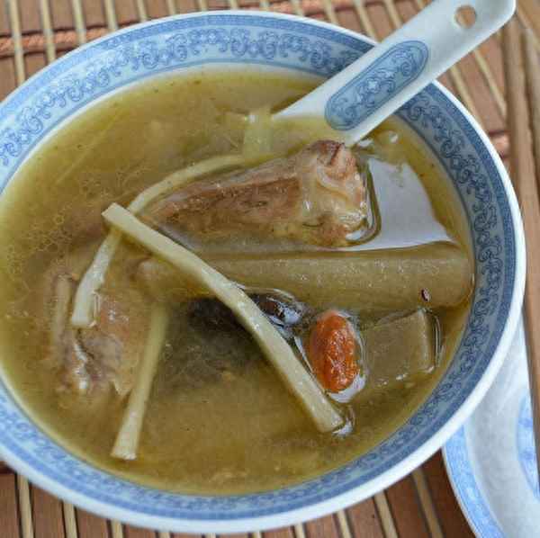 酸蘿卜老鴨湯可以放什么配菜、如何燉老鴨湯不腥的做法竅門