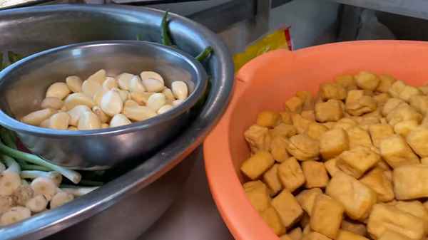 油豆腐燒肉家常做法(油豆腐燒肉的圖片)