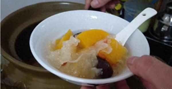 女人長(cháng)期喝木瓜銀耳功效;喝木瓜銀耳湯有什么好處