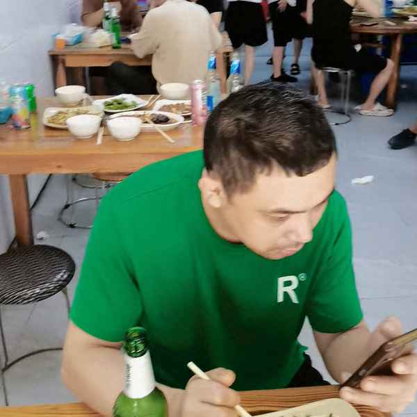 指甲盖整个掉了还能长出来吗(指甲掀了一半必须拔甲吗)