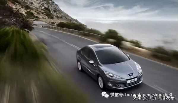 自動擋腳踩剎車正確位置圖解、自動擋2個踏板圖解