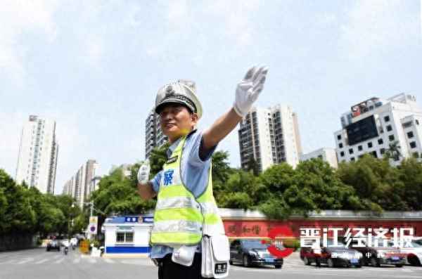 顶着烈日执勤的提出问题;顶着烈日工作的句子