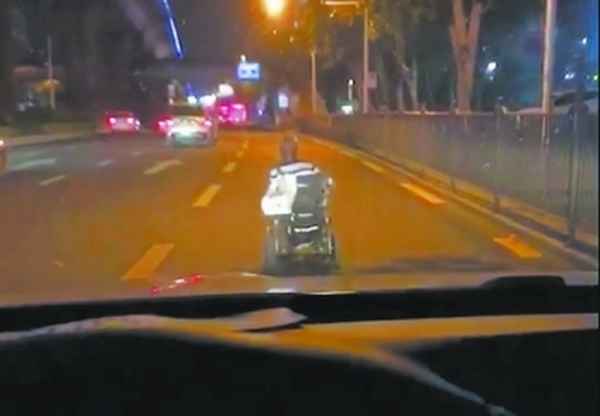 轮椅老人摇梯子救人-轮椅大爷摇晃梯子