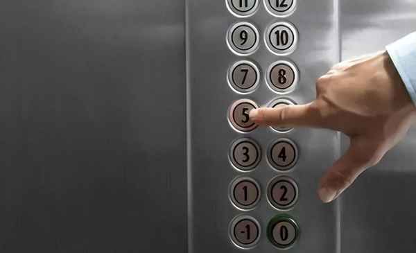 小区电梯夹人赔偿;电梯夹人怎么办