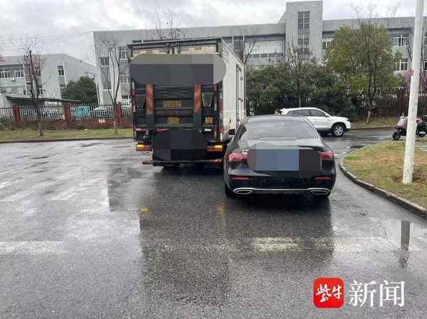 大货车撞上小轿车—货车撞小汽车