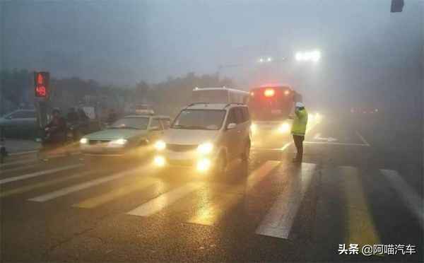 汽車雙閃是什么意思_汽車雙閃燈什么意思