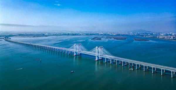 我国首座跨海高速铁路桥梁成功合龙;我国首条跨海高铁