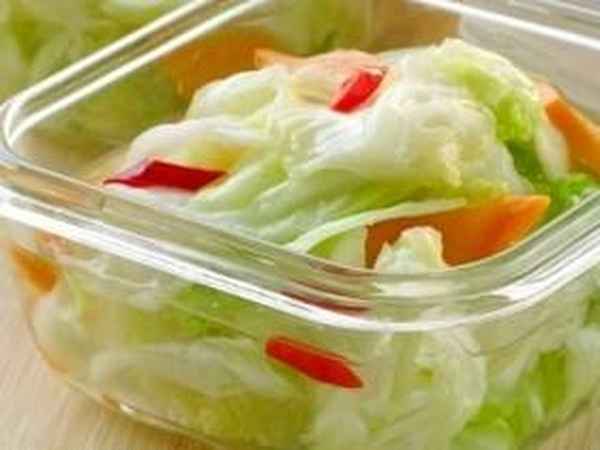 卷心菜泡菜的做法最正宗的做法;卷心菜泡菜的簡單做法,酸辣可口,咬一口嘎吱脆