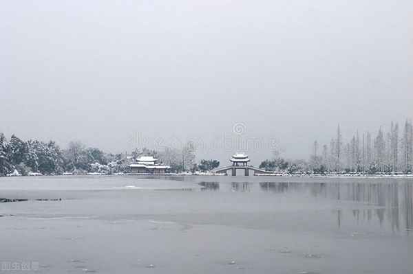 湖心亭看雪第一段翻译;湖心亭看雪第一段翻译简短