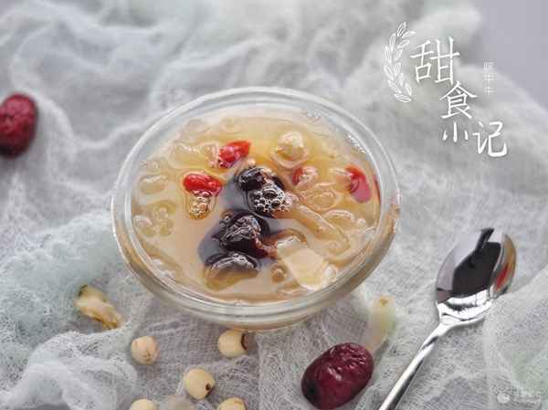 蓮子銀耳湯的做法-桃膠雪燕百合蓮子銀耳湯的做法