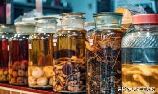 中國目前最好的保健酒-祖?zhèn)魉幘圃趺瓷暾垖＠?></p><p>反觀現(xiàn)在保健酒市場，名聲大點(diǎn)的勁酒，另一個就是三鞭酒。其實許多人都只是沖著“保健”去買的，根本不懂的什么是保健酒？<strong>勁酒和三鞭酒之間到底有什么差別。</strong></p><p><strong>何為保健酒？</strong></p><p>保健酒其實就是使用傳統(tǒng)的白酒作為基酒，再加入具有一定保健功效的物質(zhì)得到的酒，現(xiàn)在這類酒被稱為“露酒”。</p><p><strong>那么勁酒和張裕三鞭酒誰才是保健酒“一哥”？</strong>今天咱們就說一說兩者之間的區(qū)別，大家搞懂之后好做選擇。</p><p><strong>區(qū)別一：酒的配方不相同</strong></p><p>大家熟知的勁酒所用的基酒是優(yōu)質(zhì)的清香型白酒，然后再加入山藥、當(dāng)歸、枸杞等六種中藥材調(diào)制而成。</p><p>而張裕三鞭酒，則選用粟米酒和高粱酒為基酒，再配上<strong>“廣狗鞭、鹿鞭、海狗鞭”，</strong>又加入鹿茸、人參等多種藥材調(diào)制而成，而且張裕三鞭酒還有著“中華老字號”的稱號。</p><p><strong>區(qū)別二：宣傳力度不同</strong></p><p>相信大家都聽過勁酒那段經(jīng)典的廣告詞，<strong>“勁酒雖好可不要貪杯哦”，</strong>現(xiàn)在許多人看來這已經(jīng)不是酒的廣告詞了，而是多少年前的回憶。</p><p>當(dāng)初這廣告詞火遍大江南北，不管喝酒還是不喝酒的、大人還是小孩，幾乎都能隨口說出這句廣告詞。</p><p>與勁酒相比張裕三鞭酒則更加的低調(diào)，但是只要是買過的酒友，就會變成回頭客，所以張裕三鞭酒雖名氣沒有那么大，但口碑確實極佳。</p><p>其實關(guān)于誰是<strong>保健酒“一哥”，</strong>對于大多數(shù)酒友來說根本不重要，如果非要爭個誰是第一，還是要看酒友們品鑒之后再做決定。</p><p>除此之外，保健酒雖有保健的功效，但是可不能亂喝，大家還是適量飲用為好，除此之外不妨喝一些主流的純糧白酒，來品鑒一下白酒原有的味道，比如下面這兩款白酒，都是老酒友的最愛。</p><p><strong>第一款：風(fēng)云醬父 封藏</strong></p><p>這是一款產(chǎn)自貴州的大曲坤沙醬酒，釀造人是茅臺特級釀酒師李長壽，他的父親<strong>乃是老茅臺副廠長、醬香之父李興發(fā)。</strong></p><p>值得一提的是，李興發(fā)不僅是<strong>醬香酒三大典型體的發(fā)現(xiàn)者，</strong>還是茅臺酒廠醬酒工藝的奠基人。在上個世紀(jì)茅臺酒廠因酒體不穩(wěn)定的問題一度陷入了困境，當(dāng)時正是李興發(fā)的發(fā)現(xiàn)，把茅臺酒的質(zhì)量和產(chǎn)量全面提升，而且還改良了茅臺酒廠釀造工藝。</p><p>因此李興發(fā)被譽(yù)為醬酒之父，還被當(dāng)?shù)厥谟铇s譽(yù)稱號，而且還有享受著國家特殊津貼補(bǔ)助的待遇。</p><p>如今李長壽繼承父親的釀造技藝，將所有的精力全部放到釀酒上面。高價收購品質(zhì)優(yōu)級的紅高粱，加入赤水河的優(yōu)質(zhì)水源，經(jīng)過多次發(fā)酵、蒸煮，耗時1年之久。之后<strong>基酒窖藏5年，</strong>再加上<strong>12年的老酒</strong>進(jìn)行科學(xué)勾調(diào)。</p><p>酒液微黃似琥珀，酒花晶瑩綿密，抿一口幽雅細(xì)膩，下咽不辣不燥，絲毫感覺不到嗆喉，糧食香、花果香的復(fù)合香和諧，回味悠長。</p><p><strong>第二款：沱牌 T68</strong></p><p>川酒的六朵金花之一，曾經(jīng)在第五屆品酒會上，獲得了全國名酒的稱號。</p><p>當(dāng)初那句“<strong>悠悠歲月酒，滴滴沱牌情”</strong>的經(jīng)典廣告語，對于老酒友來說是一段回憶。這款T68便是沱牌旗下的一款產(chǎn)品，酒的質(zhì)量等級為優(yōu)級，而且是還百元價位內(nèi)唯一的特級濃香酒。</p><p>精選六種釀造原料，酒具有明顯的糧食的復(fù)合香。抿上一口十分的清爽，濃郁的酒香帶著老窖池的香氣，感興趣的酒友可以嘗試一番。</p>            </div>
          </div>
          <div   id=