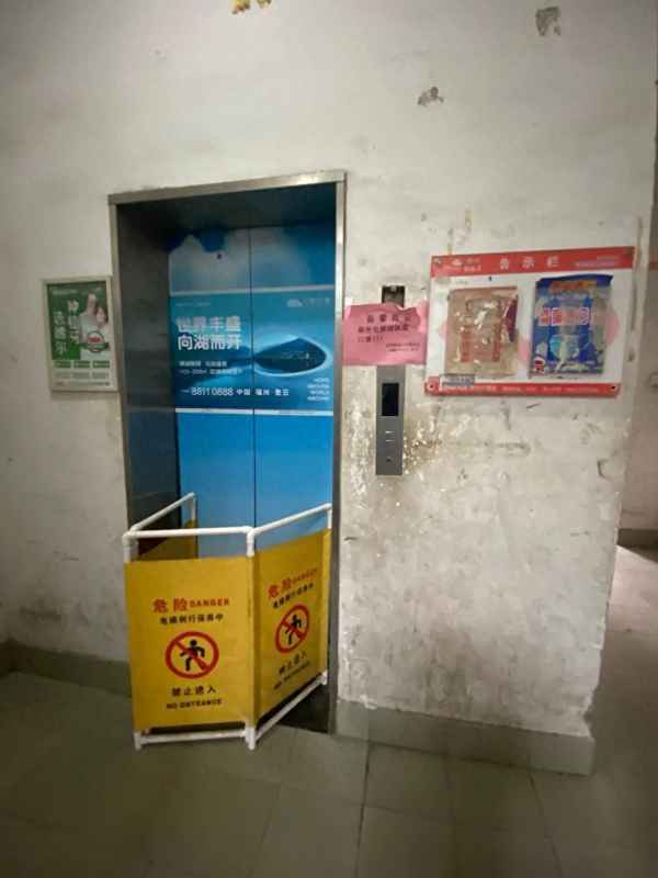 小区电梯故障男孩坠落、小区电梯故障男孩坠落视频