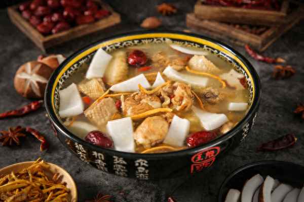 燉雞最忌諱放三樣東西—燉雞最忌諱放三樣東西吃什么主食配雞湯