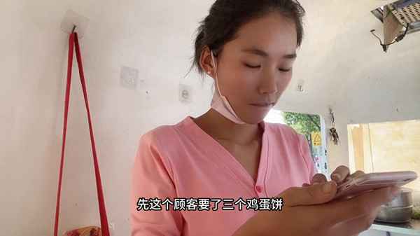 现在摆地摊卖什么最火最赚钱呀_什么小吃最挣钱还好学