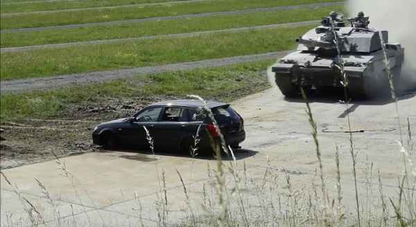 坦克壓汽車